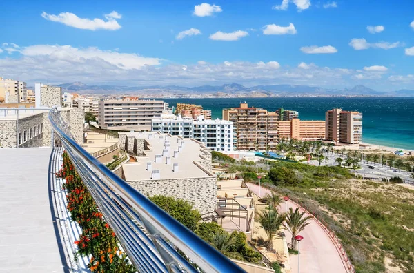Vista desde el balcón del hotel a la costa de Alicante . — Foto de Stock