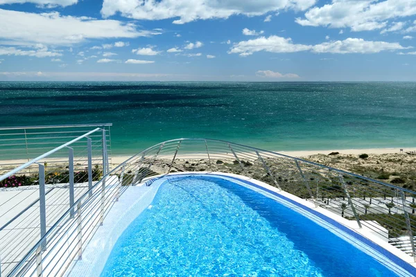 Schwimmbad und Blick auf das Mittelmeer. Spanien — Stockfoto