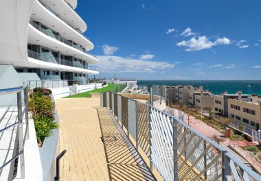 Otelin balkonundan Akdeniz görüntülemek