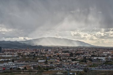 Murcia şehir, Güney-Doğu İspanya üzerinde fırtınalı gökyüzü