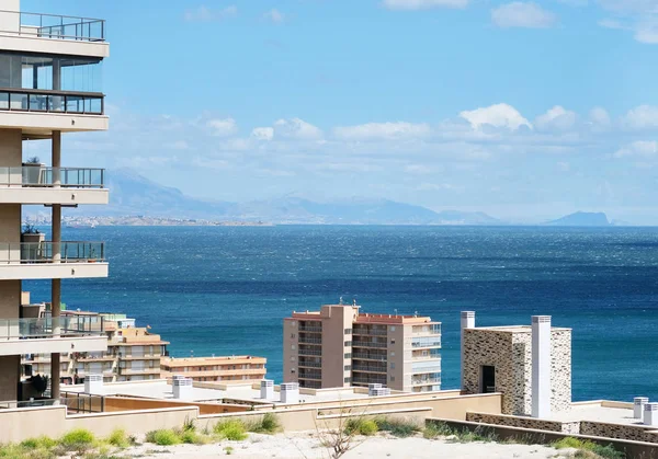 Mar Mediterrâneo e costa da cidade de Alicante, Costa Blanca . — Fotografia de Stock