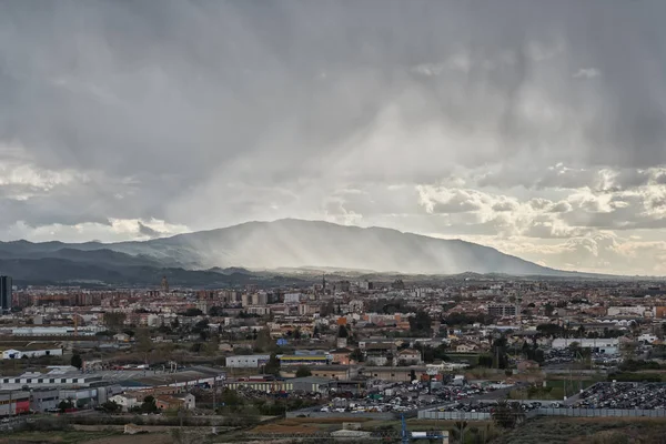 Murcia şehir, Güney-Doğu İspanya üzerinde fırtınalı gökyüzü — Stok fotoğraf