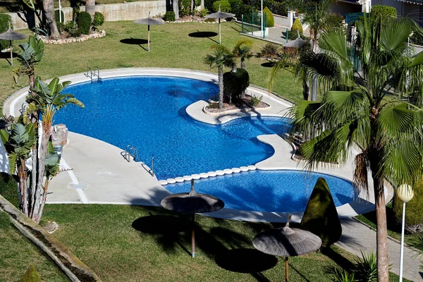 Piscina y césped verde. Alicante provincia, España — Foto de Stock