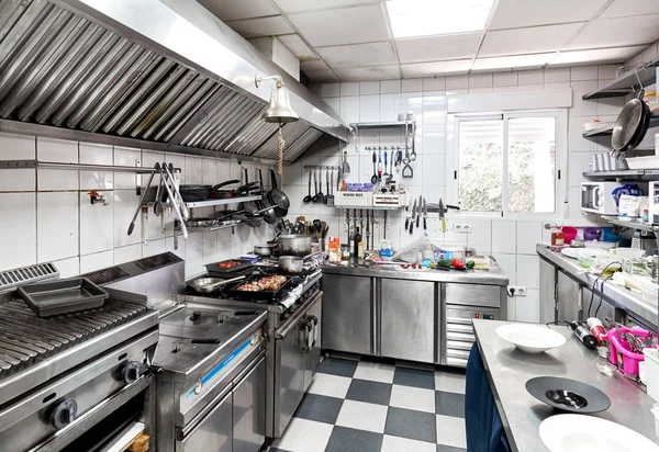 Arbeta yta och kök utrustning i restaurangköket — Stockfoto