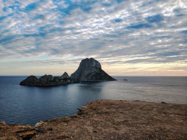 Ismarlayarak, gizemli ada, Es Vedra gün batımında. Ibiza Adası, Balear Adaları. İspanya