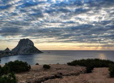 Ismarlayarak, gizemli ada, Es Vedra gün batımında. Ibiza Adası, Balear Adaları. İspanya