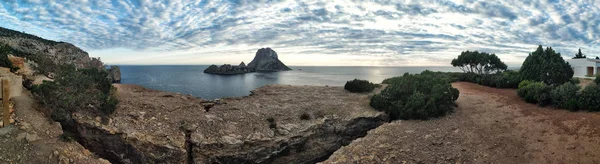 Panoramik Es Vedra gizemli ada. Ibiza Adası, Balear Adaları. İspanya