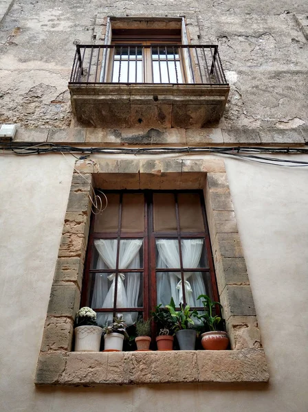 Vista Vertical Janelas Rústicas Varanda Cidade Velha Ibiza Espanha — Fotografia de Stock