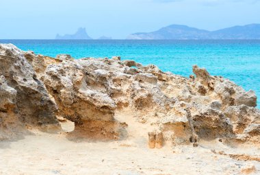 Kayalık plaj beyaz kum ve turkuaz su ile. Illetes plaj Formentera içinde. Balear Adaları. İspanya