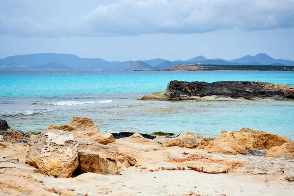 Skalista Plaża Białym Piaskiem Turkusową Wodą Plaży Illetes Formentera Baleary — Zdjęcie stockowe