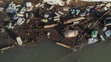 İspanya - 18 Kasım 2019: Havacılık insansız hava aracı görüntüsü liman kenarı hurda yığını plastik şişeler çöplük deniz atıkları açık hava, insan faaliyeti kavramının neden olduğu çevresel ekolojik doğal afet