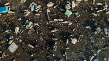 İspanya - 18 Kasım 2019: Havacılık insansız hava aracı görüntüsü liman kenarı hurda yığını plastik şişeler çöplük deniz atıkları açık hava, insan faaliyeti kavramının neden olduğu çevresel ekolojik doğal afet