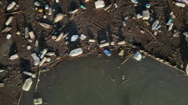 İspanya - 18 Kasım 2019: Havacılık insansız hava aracı görüntüsü liman kenarı hurda yığını plastik şişeler çöplük deniz atıkları açık hava, insan faaliyeti kavramının neden olduğu çevresel ekolojik doğal afet