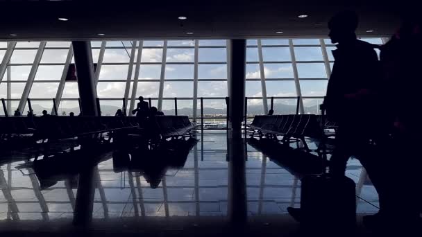 Αγνώριστοι Άνθρωποι Που Περπατούν Καθισμένοι Καρέκλες Μεγάλο Δωμάτιο Στο Αεροδρόμιο — Αρχείο Βίντεο