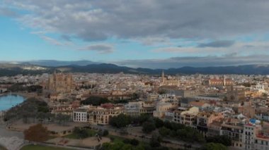Hava aracı Palma de Mallorca şehir manzarasını gerçek zamanlı olarak gösteriyor. Güneşli bir günde, Santa Maria Katedrali 'nin tarihi mimarisi olan ana şehir turistik yerleri. Balear Adaları, İspanya