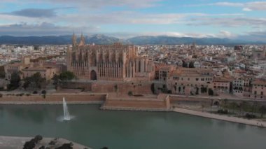 Hava aracı Palma de Mallorca şehir manzarasını gerçek zamanlı olarak gösteriyor. Güneşli bir günde, Santa Maria antik mimarisinin turistler için en popüler yeri olan La Seu Katedrali. Balear Adaları, İspanya