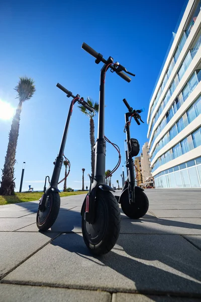 Três scooters elétricos pretos para adultos ao ar livre — Fotografia de Stock