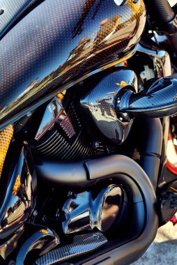 Modern lüks karbon motosiklet dikey yakın görünüm 