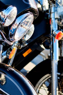 Modern motosiklet farları açık hava manzarasını kapatır