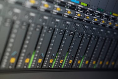 Görüntüyü kapat bilgisayar monitörü dijital ses çalışma istasyonu Daw müzik prodüksiyon uygulaması
