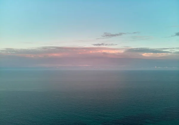 Tarde romántico cielo nublado durante el atardecer y calma Mediterráneo aguas verdes turquesa paisaje pintoresco fondo — Foto de Stock