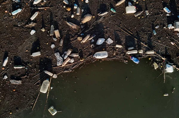 Luchtfoto drone view water front schroot-hoop plastic flessen vuilnis vervuiling van de zee puin buiten — Stockfoto
