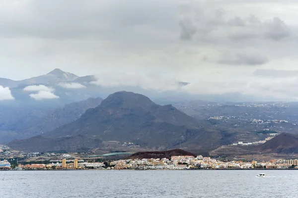 Los Cristianos vista à beira-mar distante — Fotografia de Stock