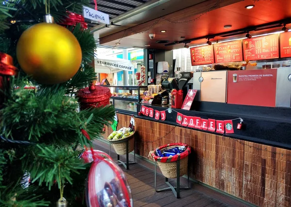 Świąteczne dekoracje w kawiarni Starbucks, ozdobiona choinka jako symbol noworocznej uroczystości, prowincja Alicante, Hiszpania — Zdjęcie stockowe