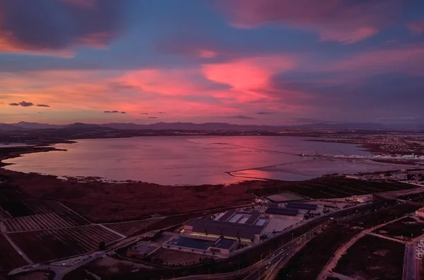 Φωτεινό συννεφιασμένο ουρανό μωβ βιολετί ροζ χρώματα ηλιοβασίλεμα πάνω από Torrevieja λίμνη αλάτι Las Salinas — Φωτογραφία Αρχείου