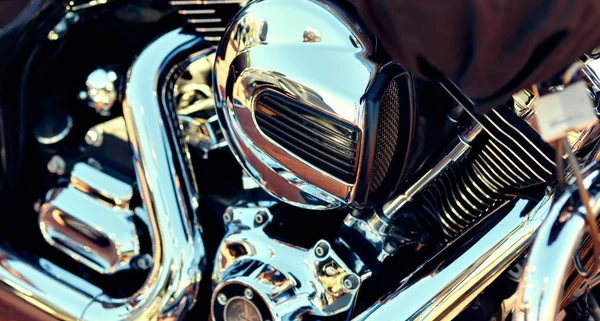 バックグラウンドを閉じます,オートバイの現代的なクロム光沢のあるエンジンの一部 — ストック写真