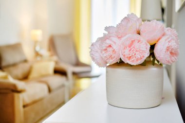 Vazoda pembe şakayıklar 