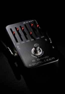 Siyah renk gitar pedal eşitleyici dijital aygıtı kapat 