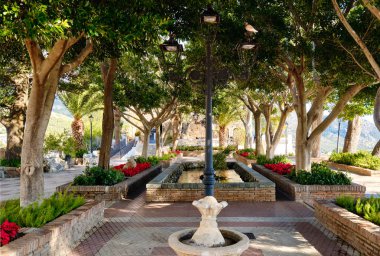 Bakire, Mijas köyüne giden boş, bakımlı, kare patika yolu.