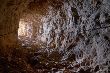 Pen de Ifach Doğal Parkı 'ndaki kaya oluşumunda mağara kaya tüneli.