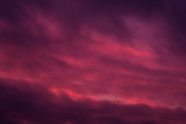 Fondo de cielo rosa rojo colores nubes — Foto de Stock