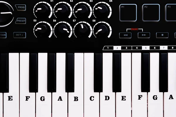 Elektroniczna klawiatura muzyczna Midi — Zdjęcie stockowe