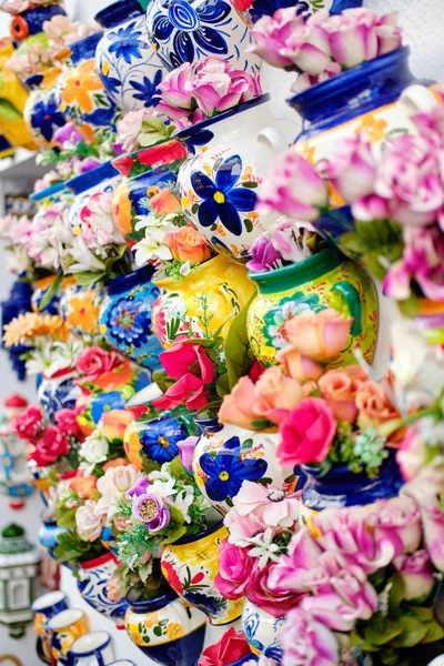 Decoratieve handgemaakte bloempotten met kunstbloemen — Stockfoto