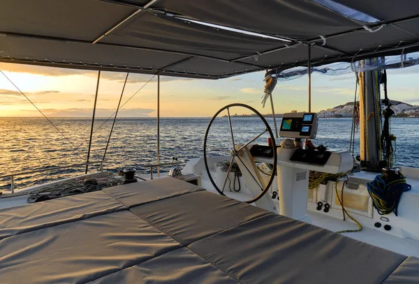 Idyllic scenery glowing sundown Ocean calm water view from catamaran flybridge open deck — ストック写真