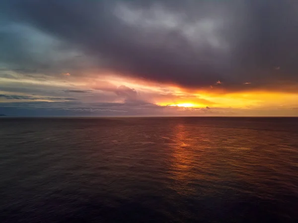 Brillante puesta de sol colorida con cielo nublado sombrío sobre el mar Mediterráneo — Foto de Stock