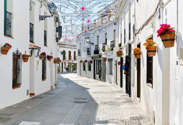 Mijas λευκό πλένονται δρόμο, μικρό διάσημο χωριό στην Ισπανία. Τσαρμί. — Φωτογραφία Αρχείου