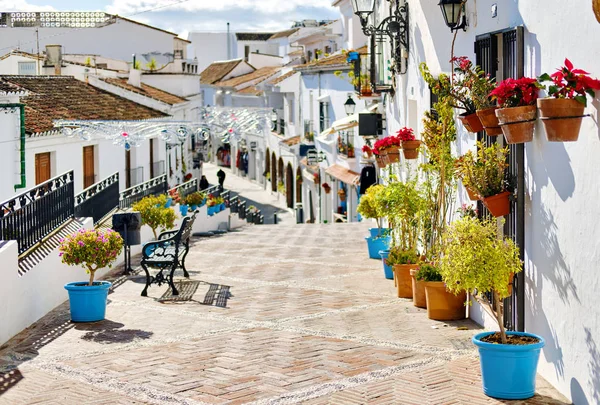 Idylická scéna malebná ulice malá bíle umytá vesnice Mijas — Stock fotografie