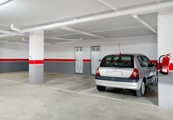 Binnenkant van ondergrondse garage interieur — Stockfoto