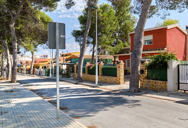 La Marina lege straat en weg, kustplaats — Stockfoto