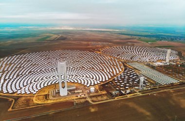 Görüntülü insansız hava aracı bakış açısı Gemasolar yoğunlaştırılmış güneş enerjisi santrali CSP daire şekli, sistem aynalar kullanarak güneş enerjisini üretir.