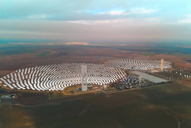 Görüntülü insansız hava aracı bakış açısı Gemasolar yoğunlaştırılmış güneş enerjisi santrali CSP daire şekli, sistem aynalar kullanarak güneş enerjisini üretir.