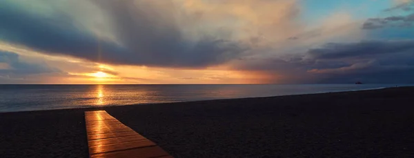 Prázdná Pláž Calahonda Costa Del Sol Andalusie Jasně Zářící Paprsky — Stock fotografie