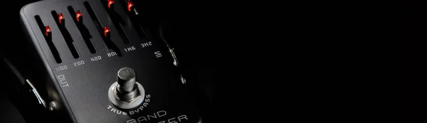Närbild Visa Gitarr Pedal Equalizer Digital Enhet För Ton Modifiering — Stockfoto