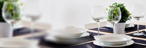 在紫罗兰色的地方就餐的近景餐桌布置是空酒杯盘平底锅 没有人 广告文本的横向图像复制空间 家庭生活餐厅概念 — 图库照片