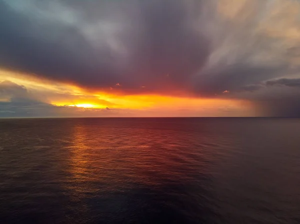 Strahlend Glühende Sonne Über Dem Ruhigen Mittelmeer Bei Sonnenaufgang Oder — Stockfoto