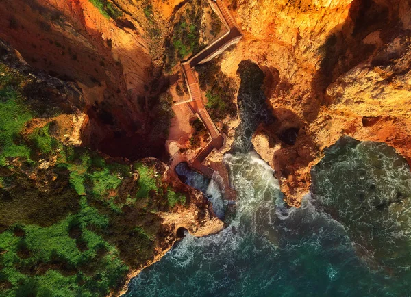 Havadan Çekilmiş Bir Fotoğraf Ponta Piedade Burnu Üzerinde Bir Grup — Stok fotoğraf